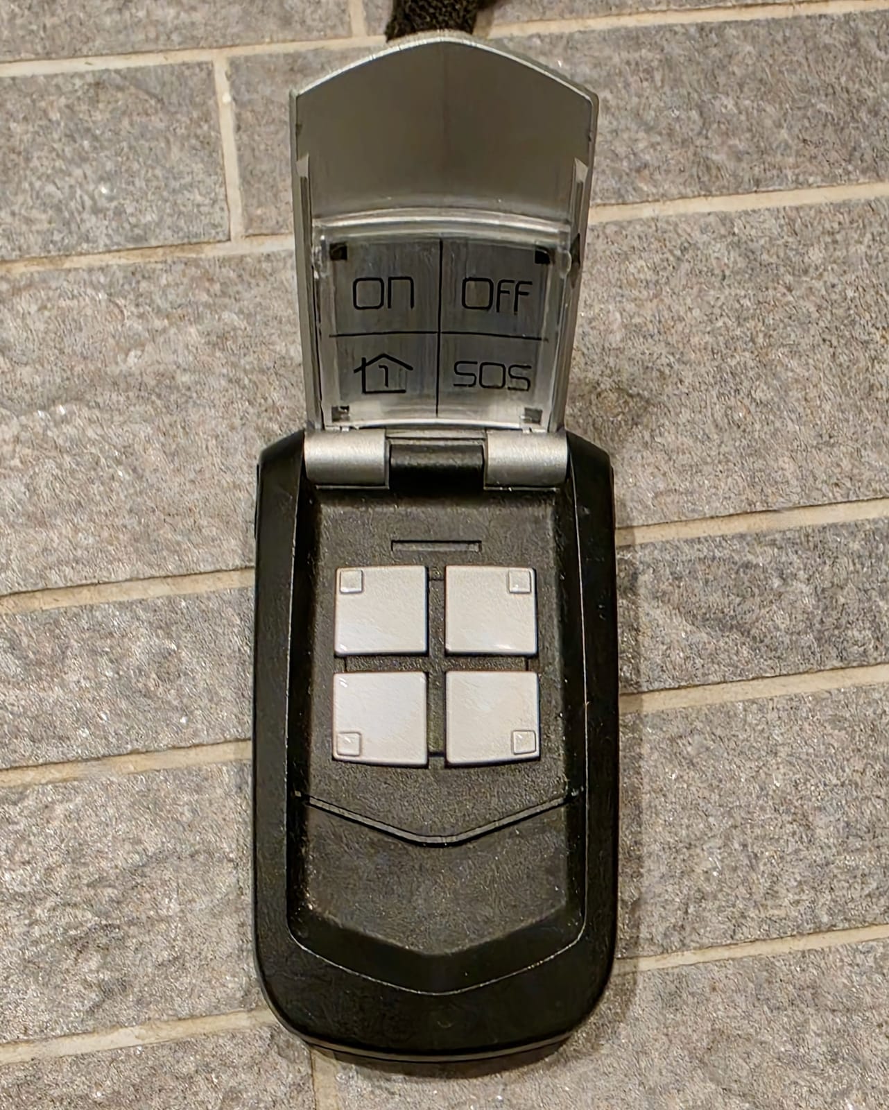 Télécommande Daitem ouverte avec électronique visible
