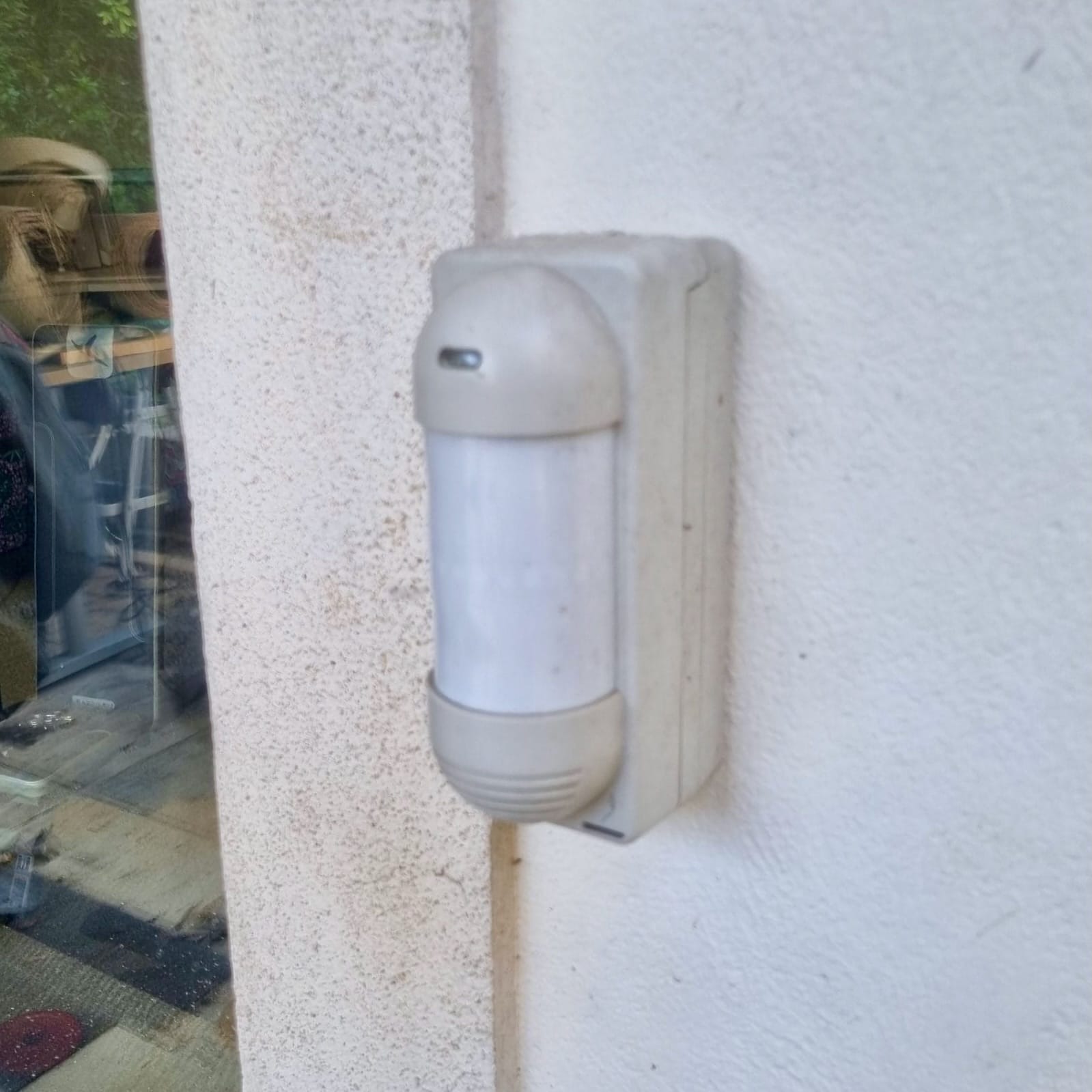 Détecteur extérieur Daitem posé en façade