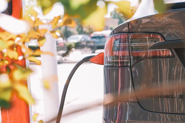 Voiture électrique en cours de recharge sur une borne