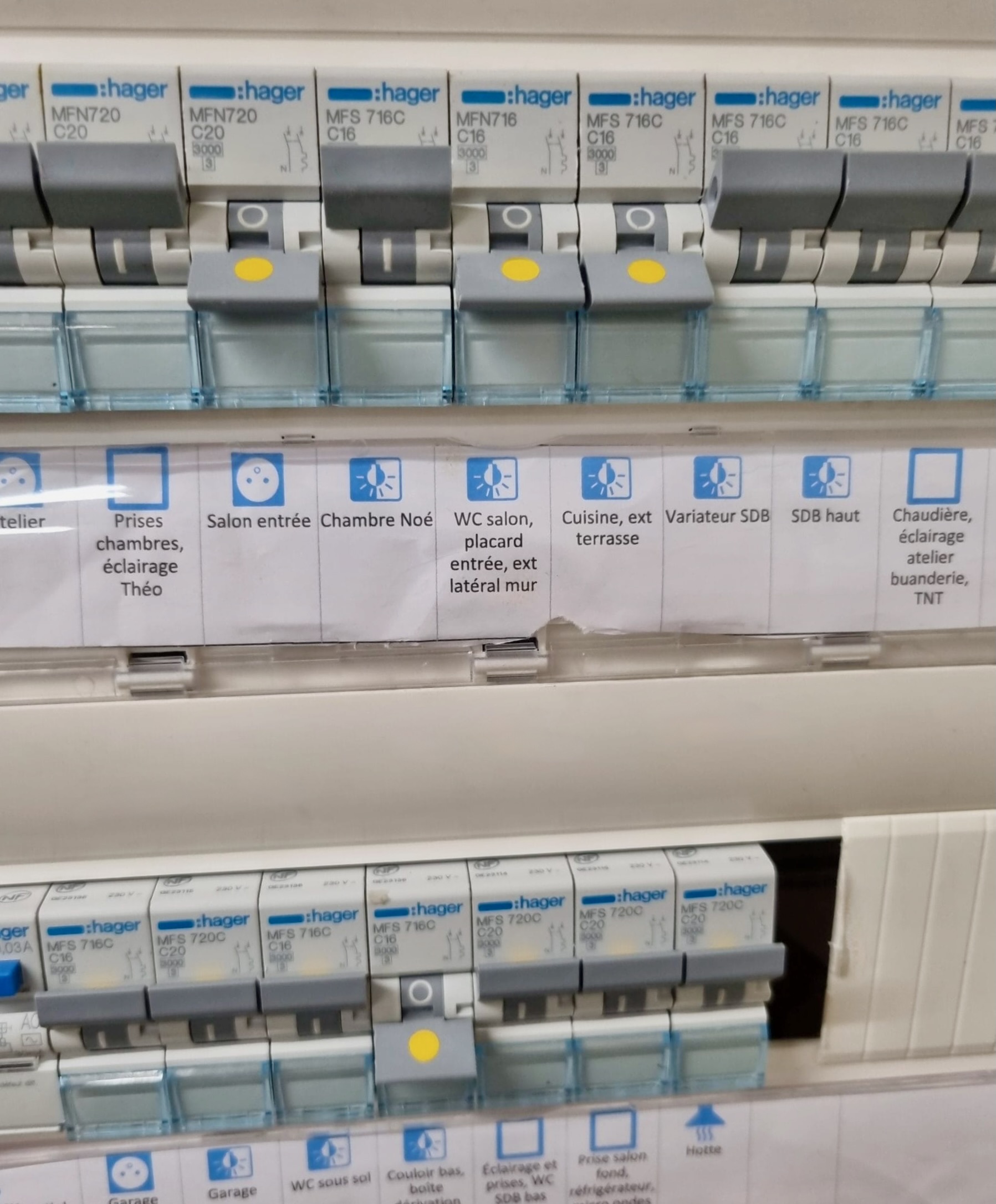 Diagnostic tableau Hager — disjoncteurs non réglementaires et absence d'obturateurs