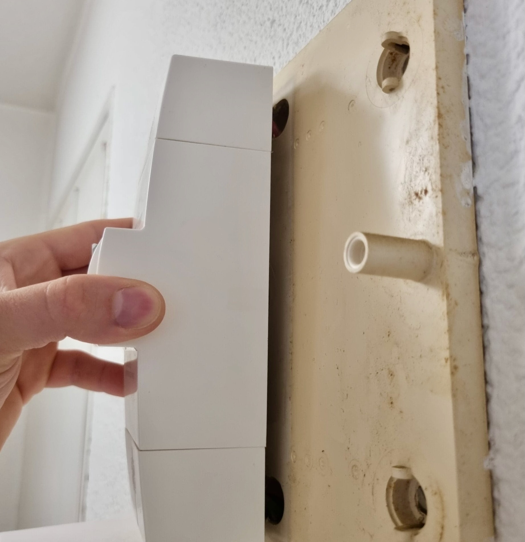 Disjoncteur abonné détaché de sa platine — risque d'électrocution et d'incendie