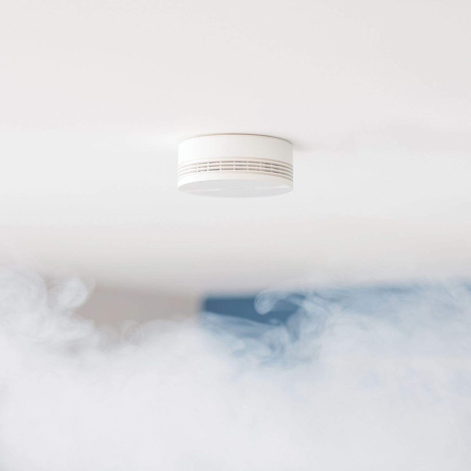 Détecteur de fumée Netatmo installé au plafond d’une pièce
