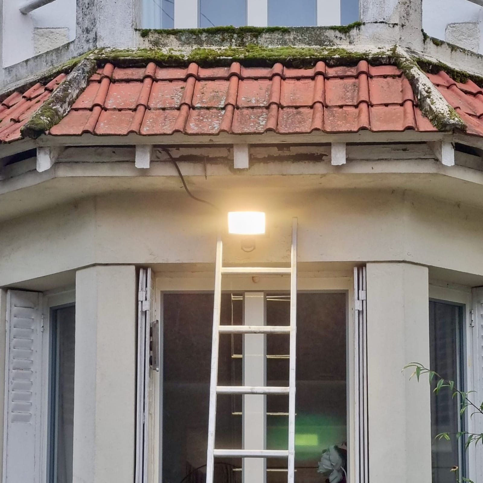 Spot lumineux extérieur 10000 lumens avec détecteur PIR et échelle d’installation