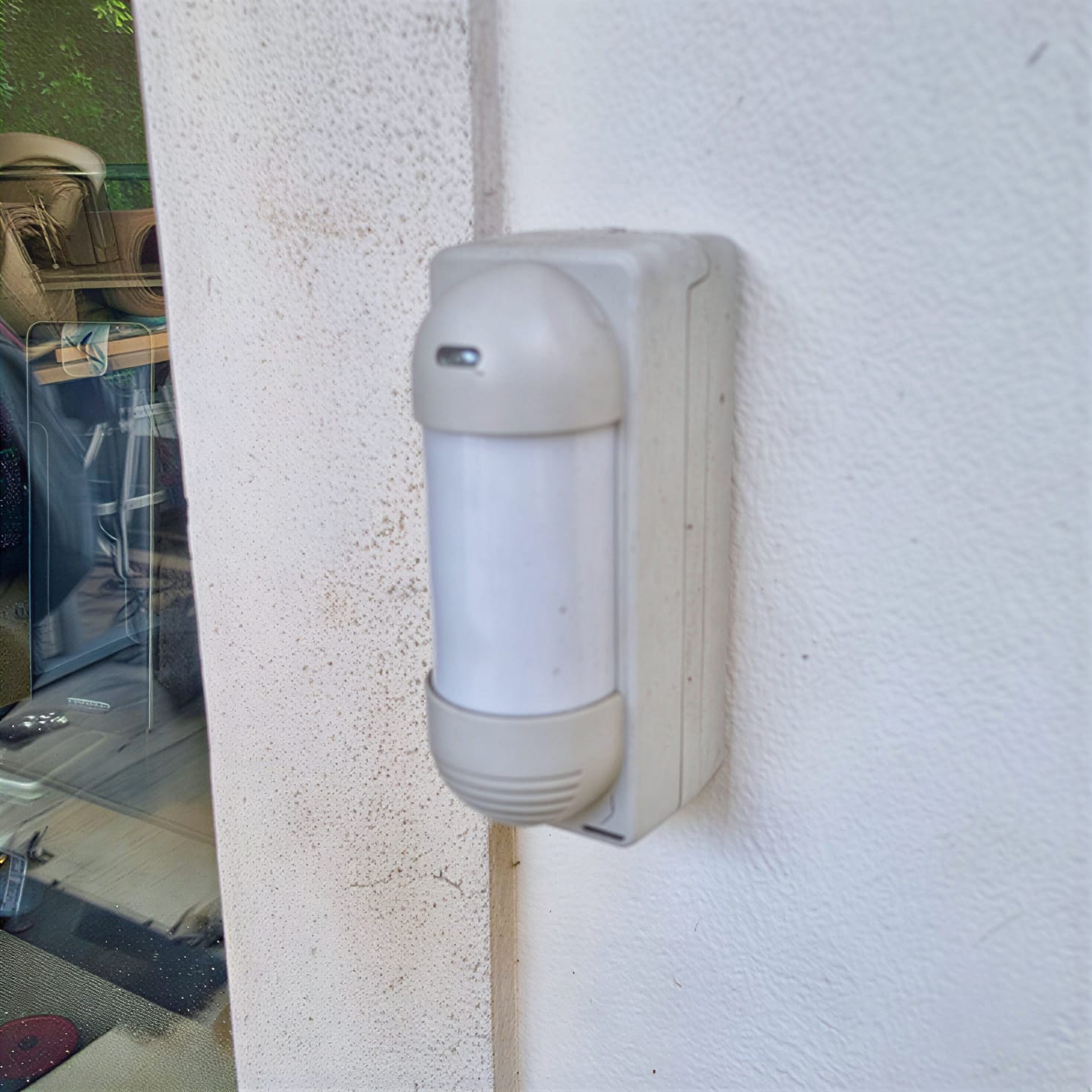 Détecteur extérieur d’alarme Daitem posé en façade