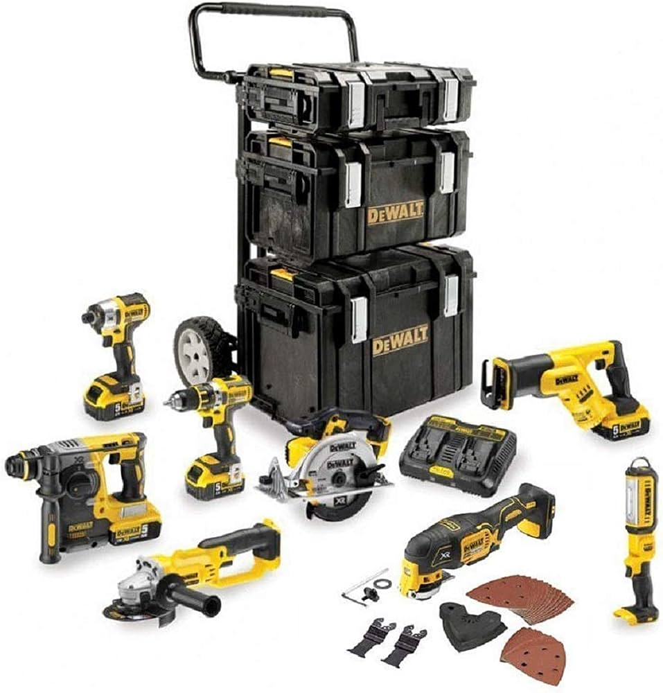 Un ensemble complet d’outils électroportatifs DeWalt disposés autour de trois caisses de rangement empilées sur un chariot.