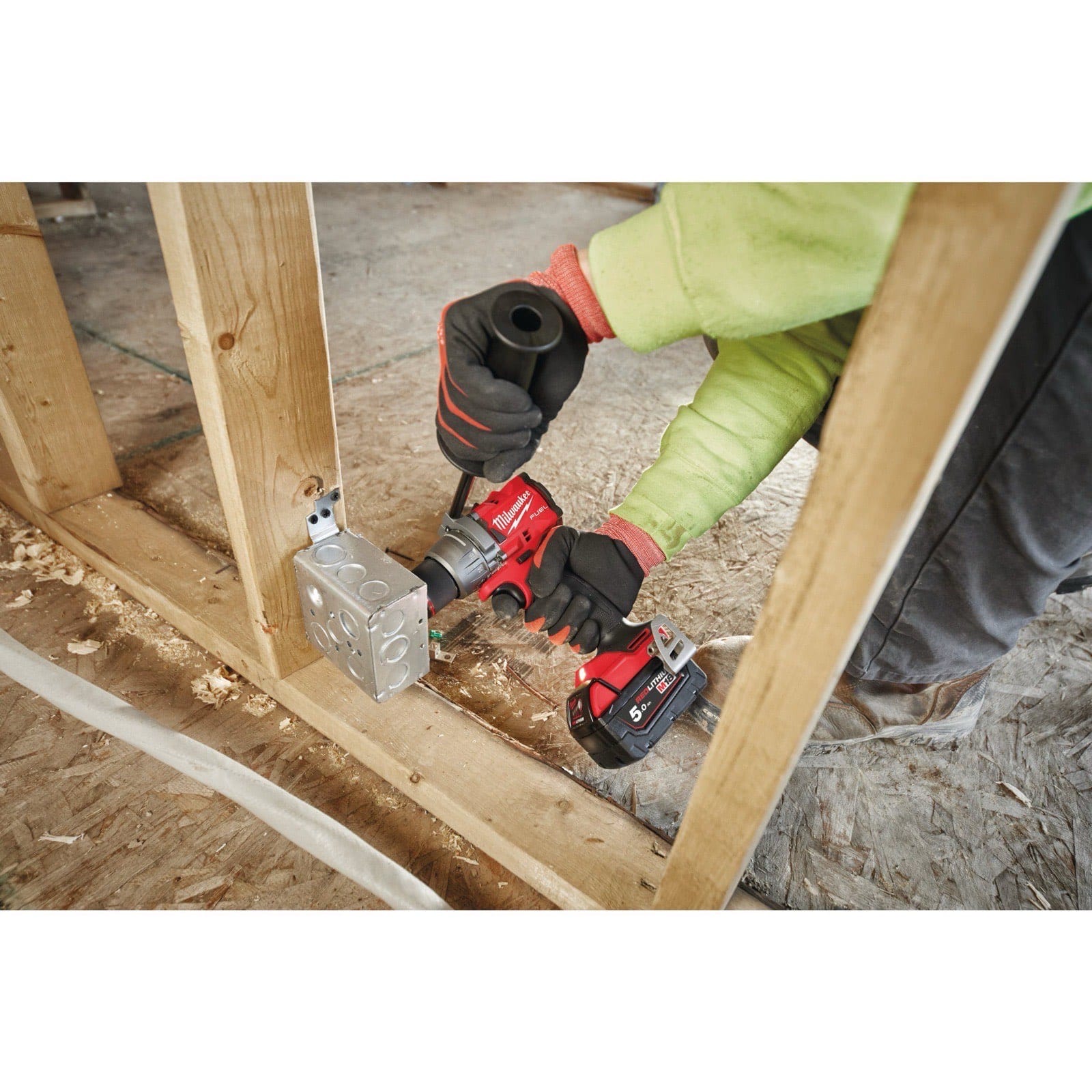Perceuse-visseuse Milwaukee M18 FUEL utilisée pour fixer une boîte métallique