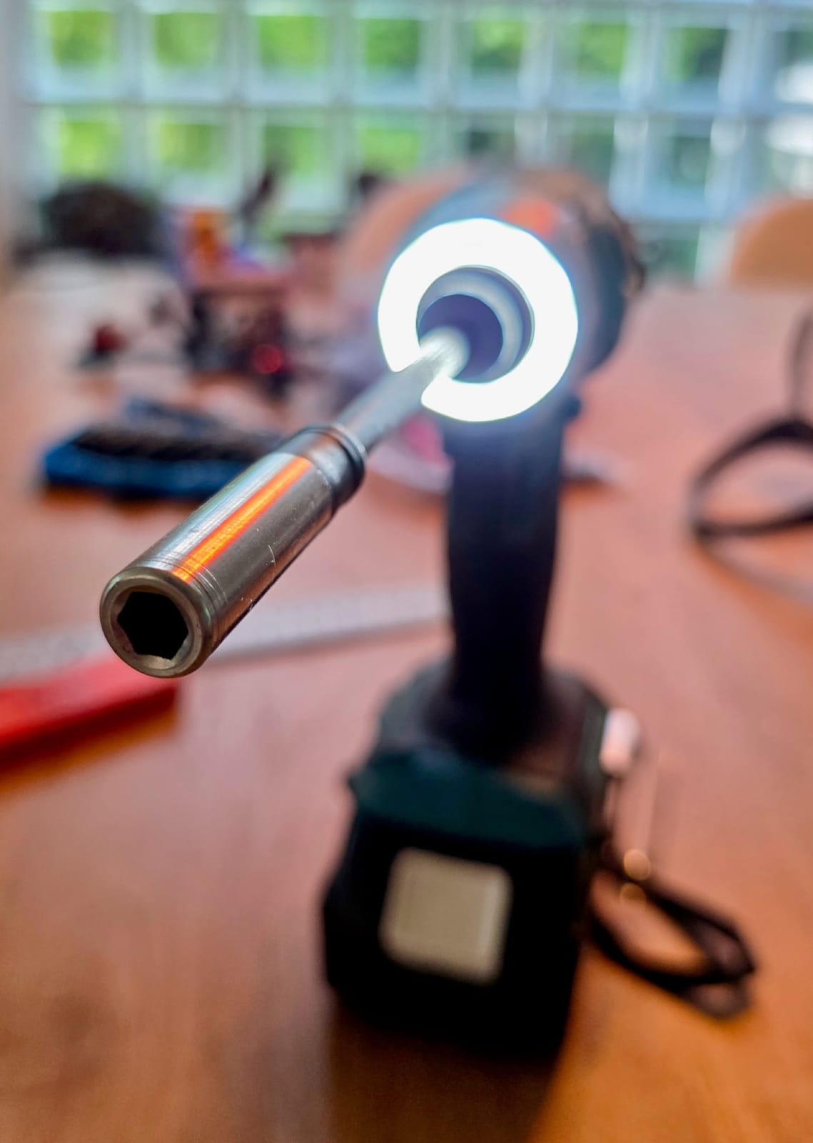 Visseuse sans fil Makita posée sur une table d'atelier avec son éclairage annulaire
