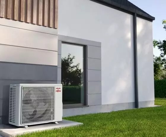 Unité extérieure monosplit Atlantic installée au pied d’une façade de maison
