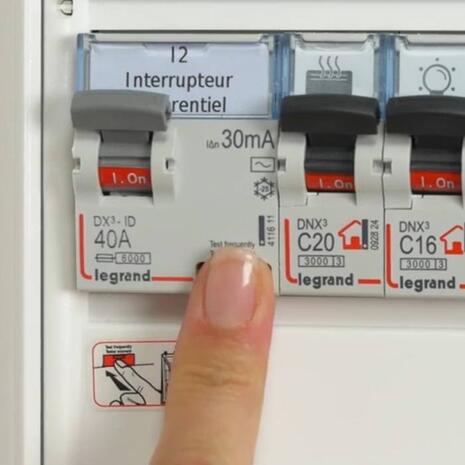 Bouton test d’un interrupteur différentiel dans un tableau électrique