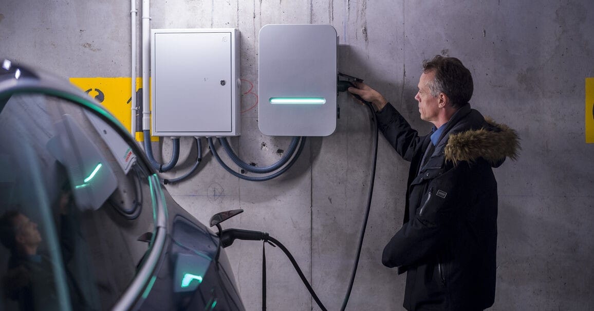 Point de recharge installé dans un parking de copropriété