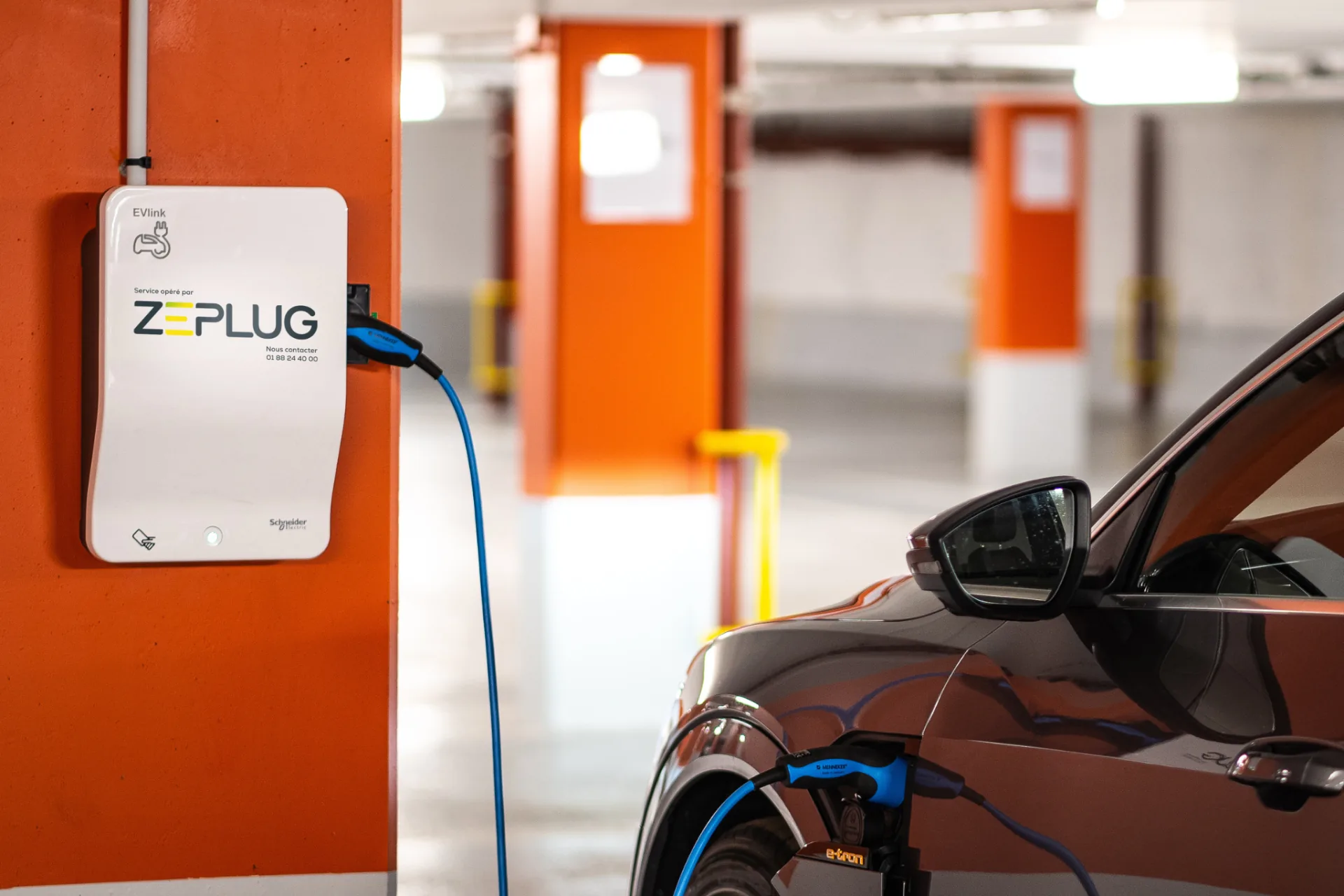 Voiture électrique en charge dans un parking souterrain