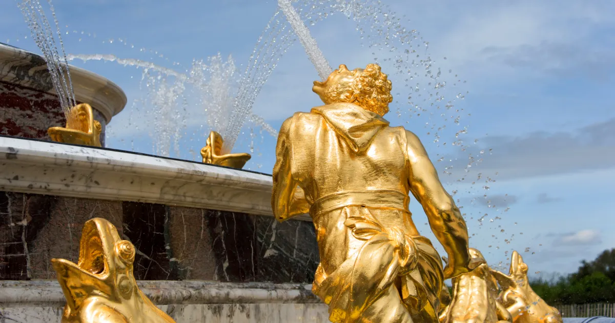 Jardins du château de Versailles éclairés pendant les Grandes Eaux nocturnes