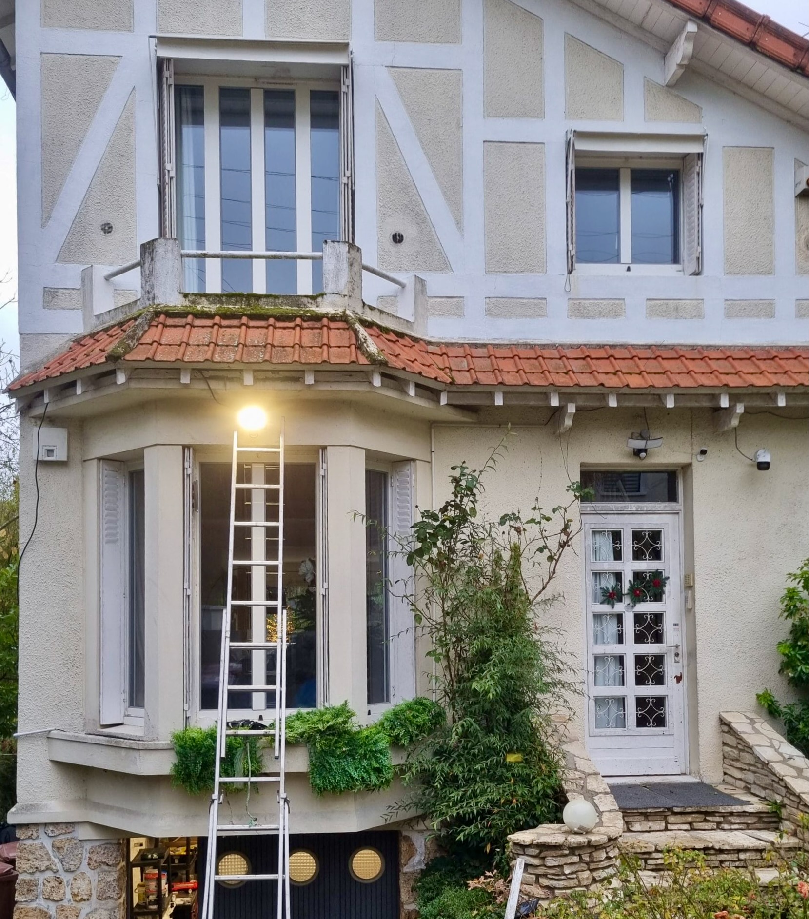 Installation grand angle spot 10000 lumens PIR avec échelle et façade