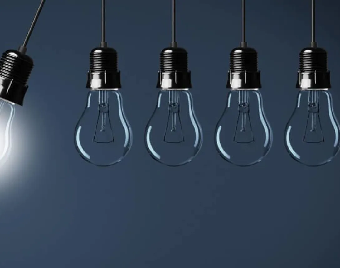 Ampoules suspendues allumées et éteintes utilisées pour illustrer le choix d’un éclairage performant