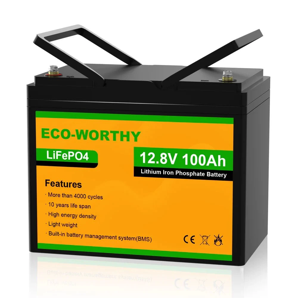 Une batterie noire avec une étiquette orange et verte indiquant ECO-WORTHY LiFePO4 12.8V 100Ah Lithium Iron Phosphate Battery.
