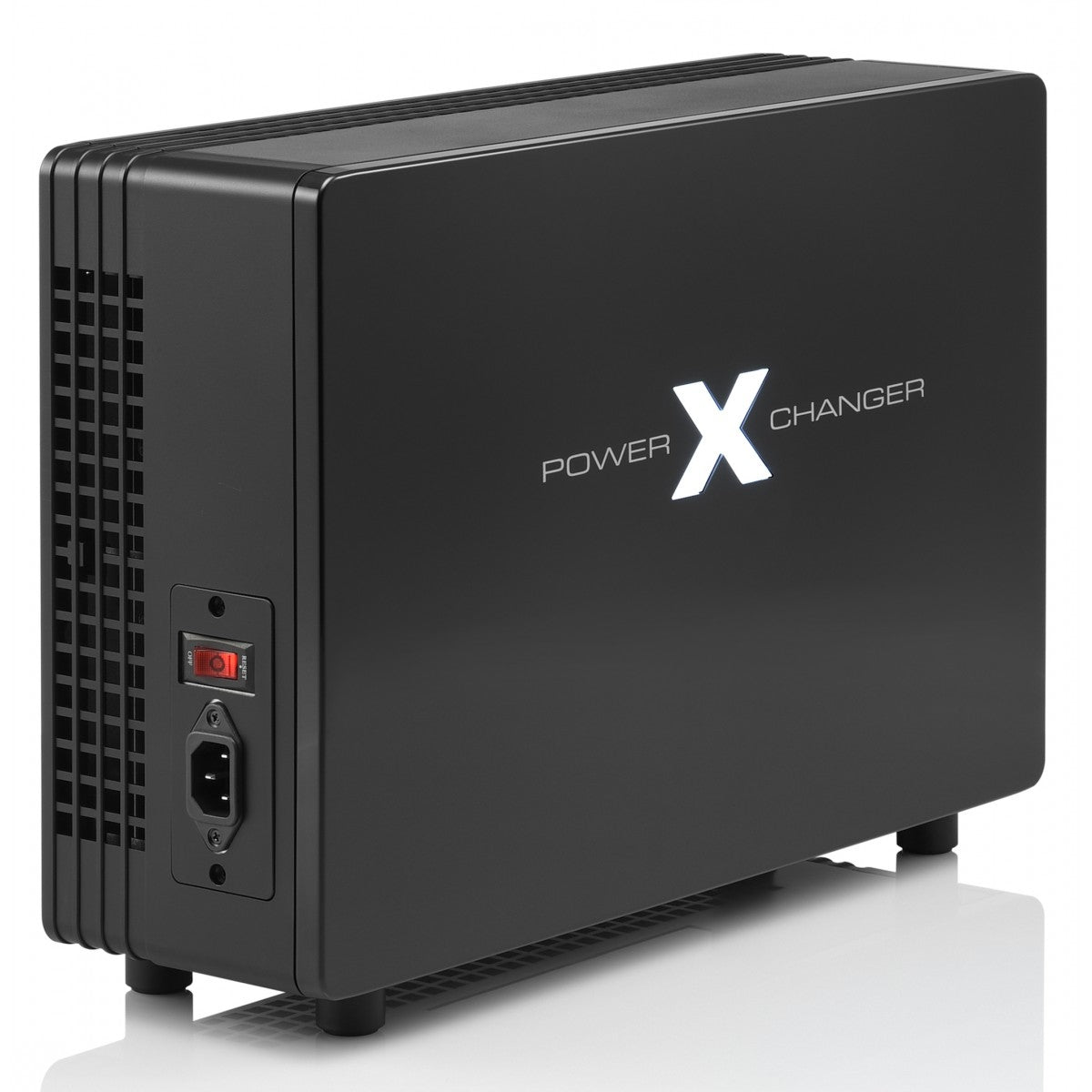 Un boîtier noir rectangulaire portant l’inscription POWER X CHANGER avec une prise et un interrupteur sur le côté.