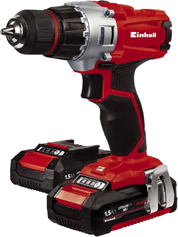 Perceuse-visseuse Einhell rouge et noire avec une batterie Power X-Change clippée sous la poignée, et une seconde batterie posée à côté.