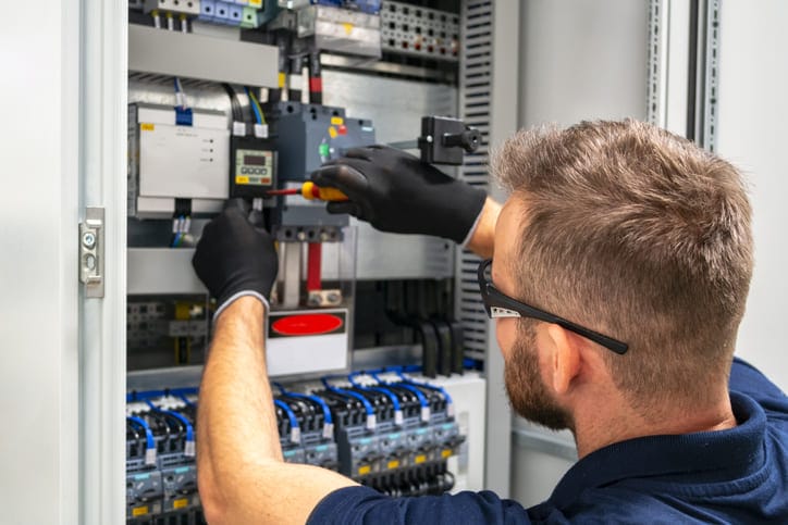 Électricien intervenant sur une installation domestique
