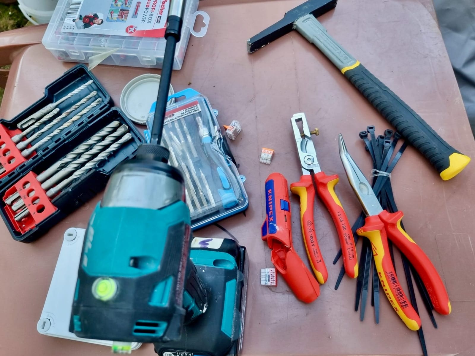 Outils Knipex et visseuse Makita pour intervention électrique
