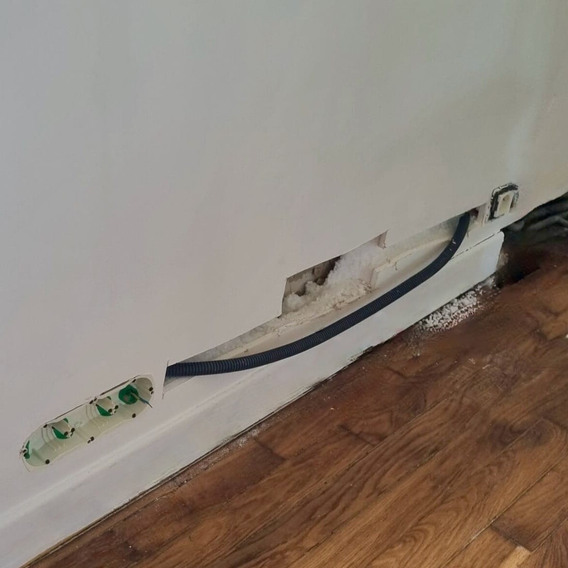Installation d’un boîtier triple prise sur chantier