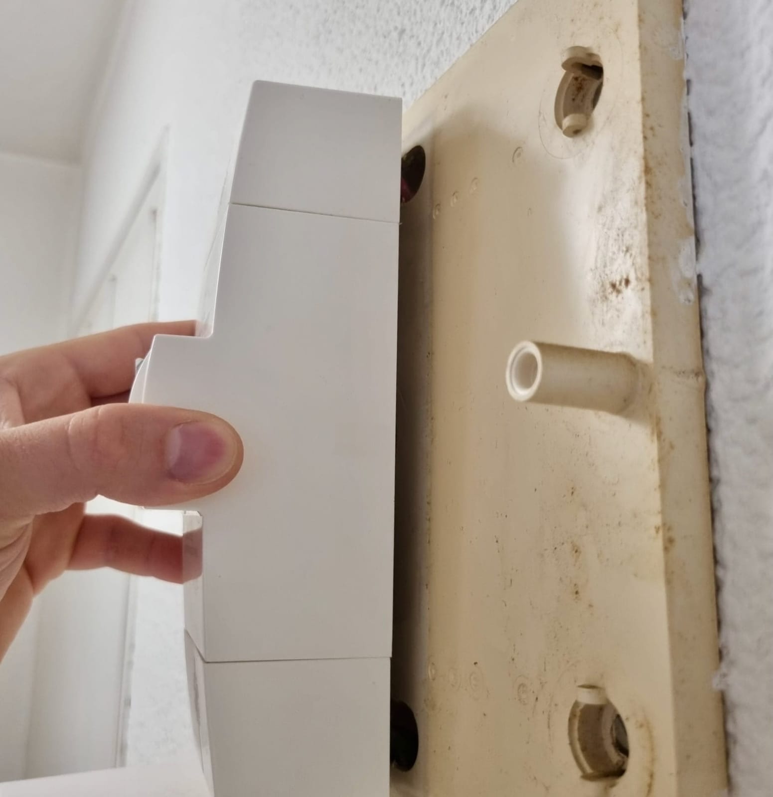 Disjoncteur abonné détaché de sa platine dans un tableau électrique