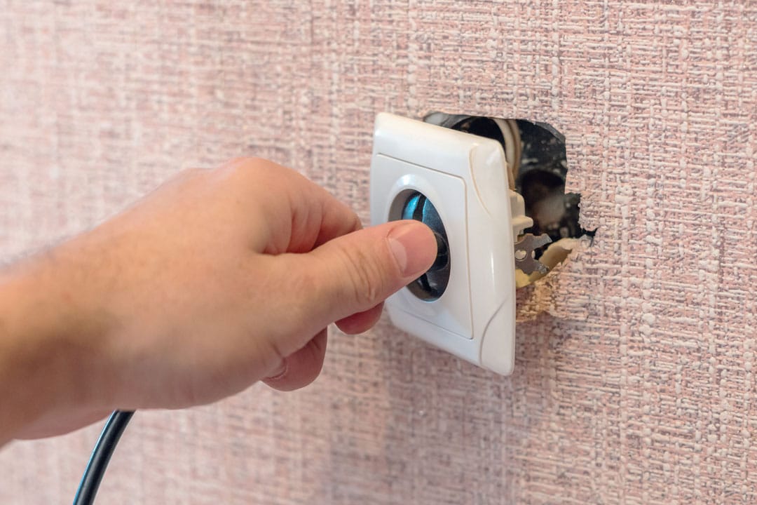 Prise électrique ancienne démontée pour contrôle de son état