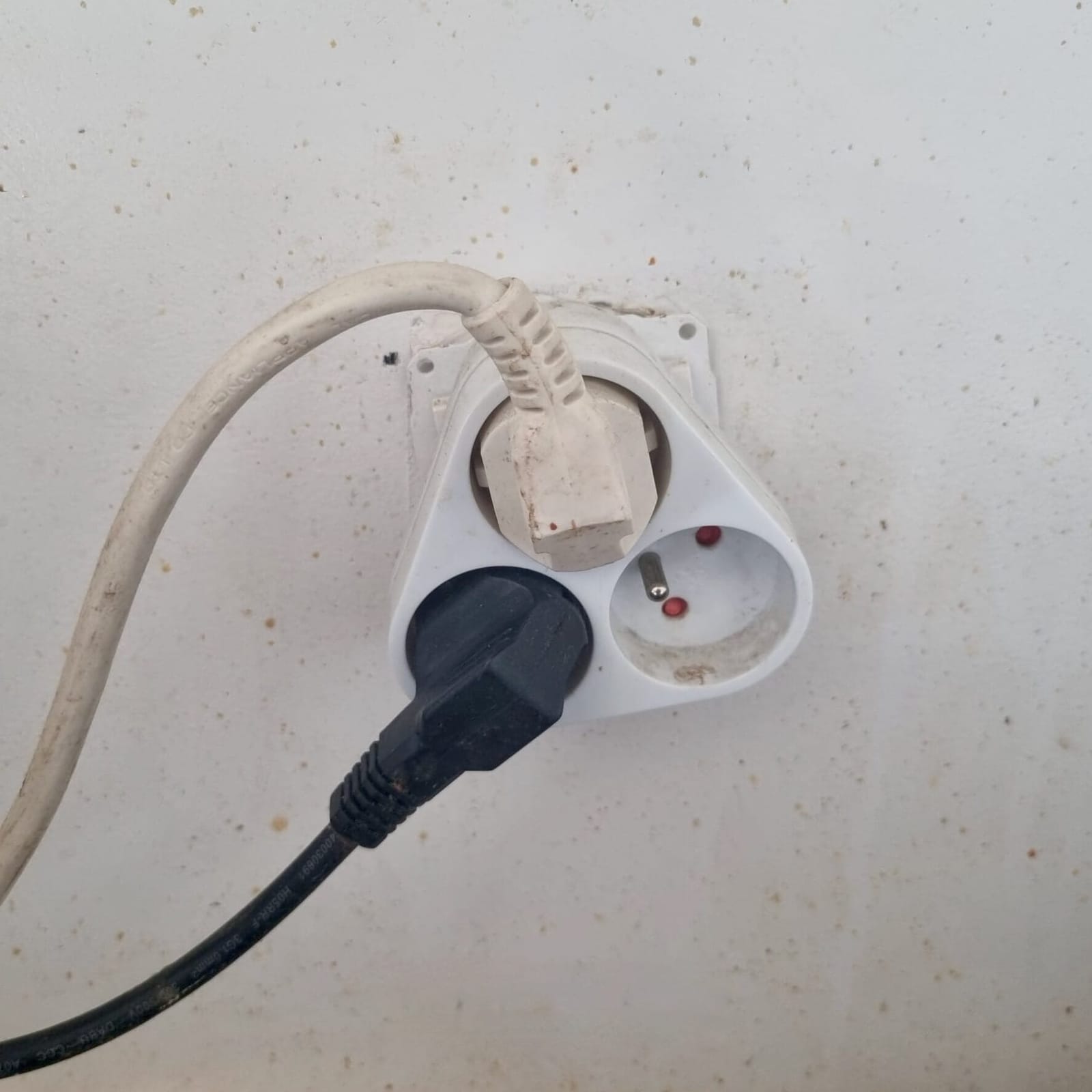Multiprise surchargée avec plusieurs appareils branchés sur une prise