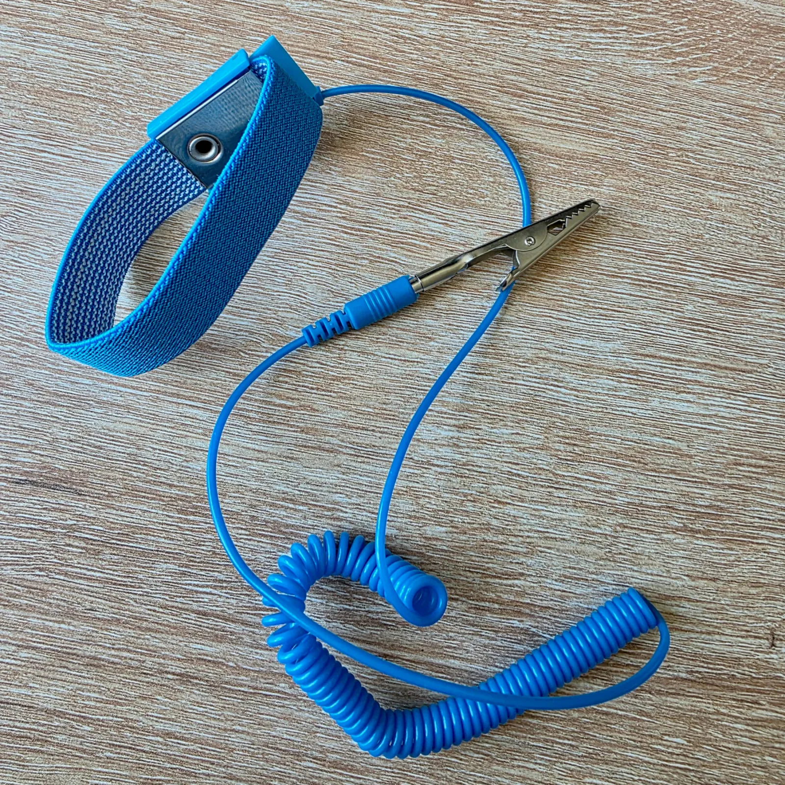 Bracelet antistatique posé sur une table avant intervention électronique