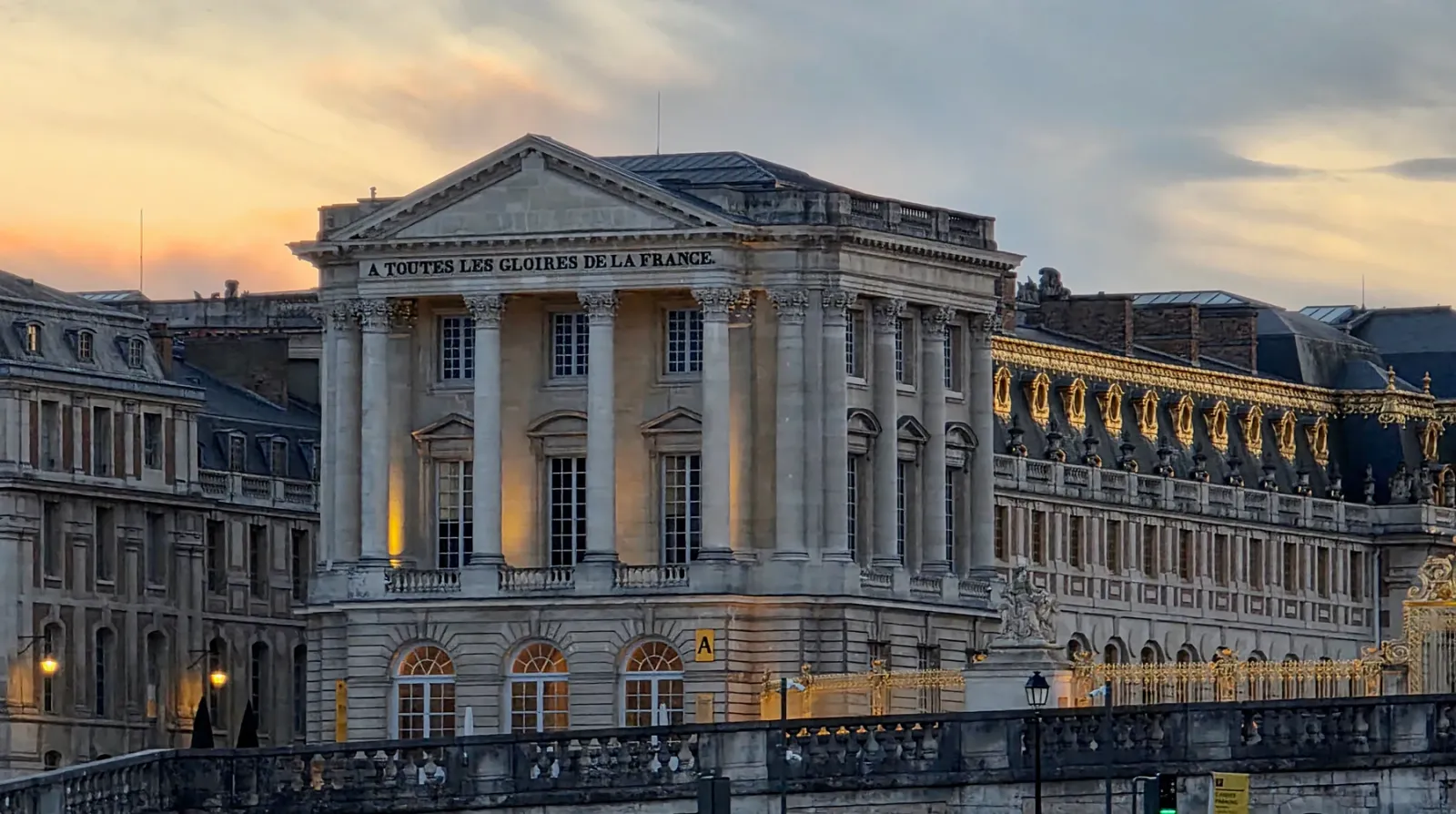 Vue du château de Versailles illuminé de nuit