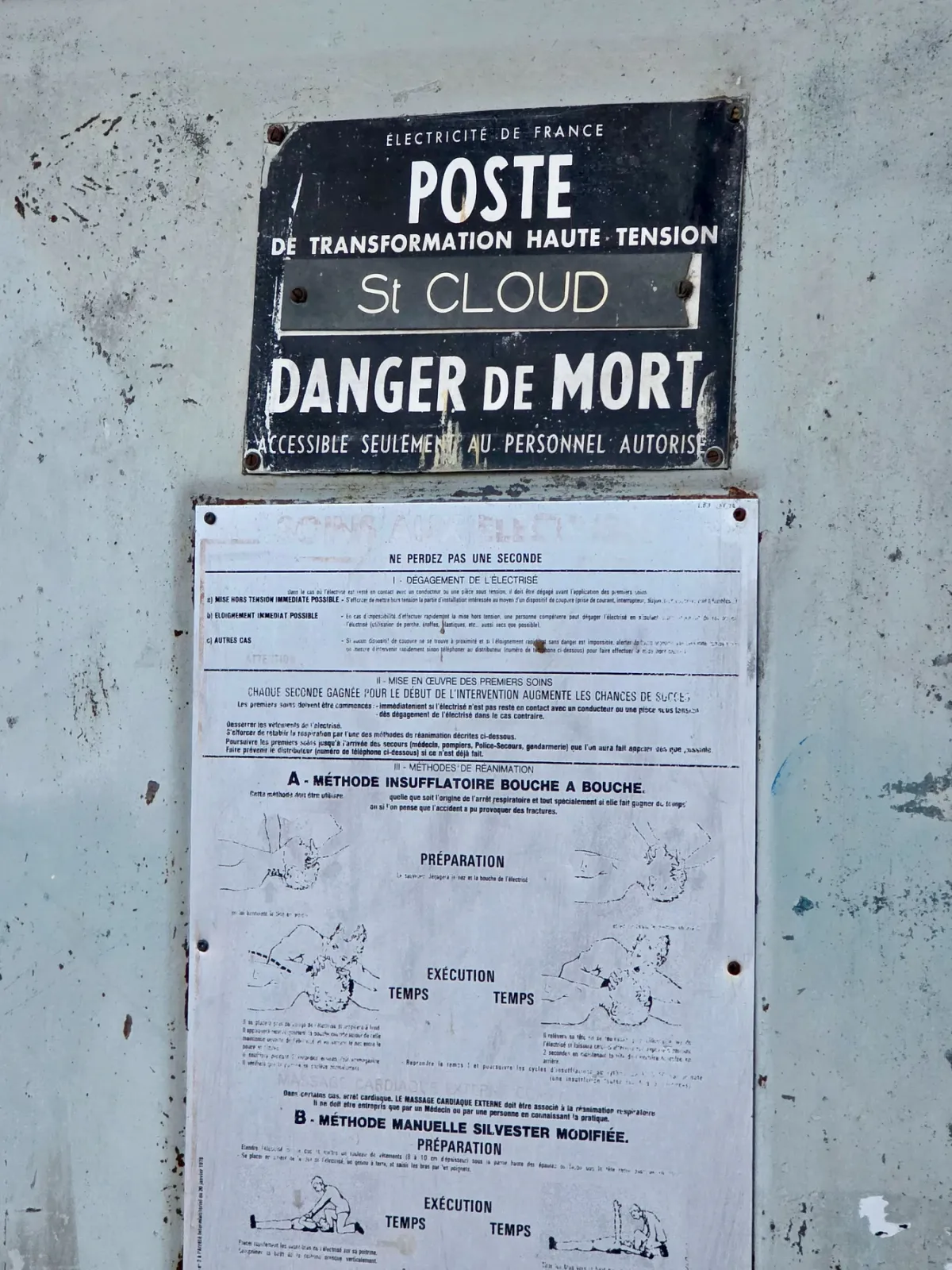 Signalétique et détail d’un poste transformateur haute tension à Versailles