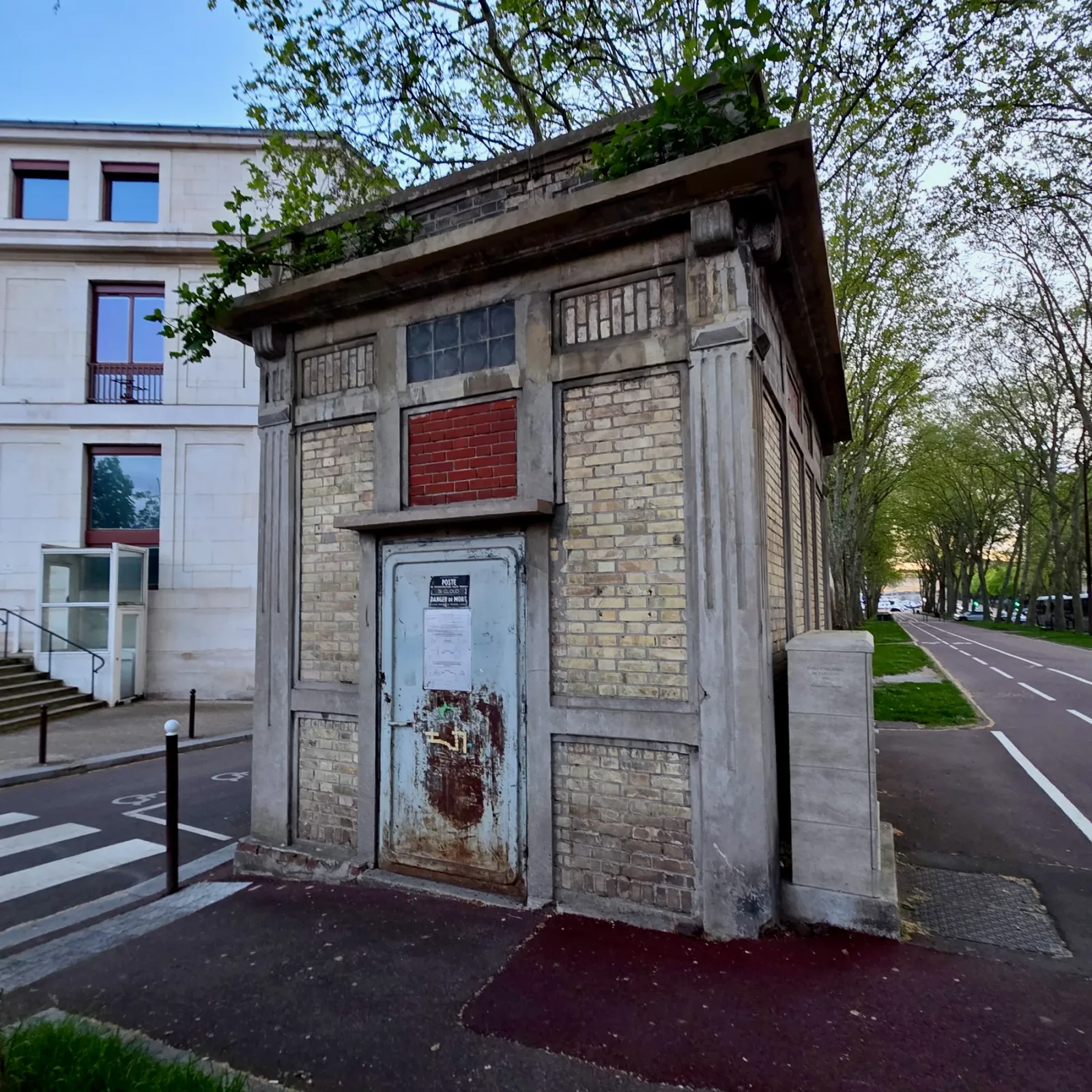 Poste transformateur EDF haute tension près de la préfecture de Versailles
