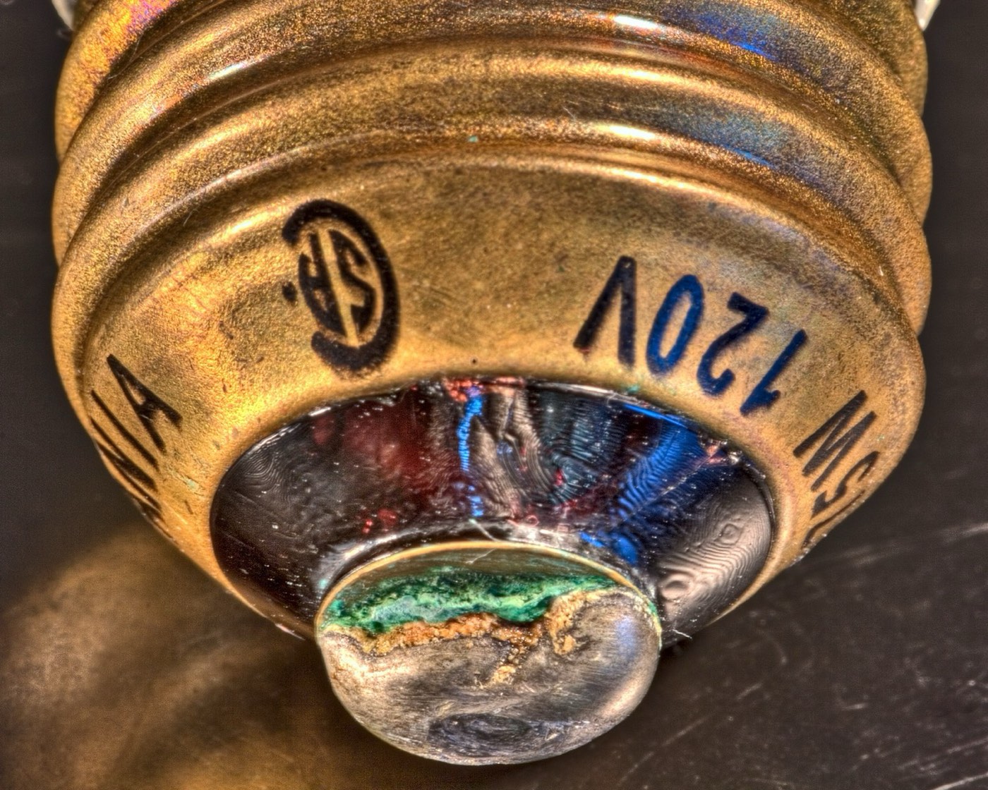 Gros plan du culot fileté à vis d’une ampoule type E27