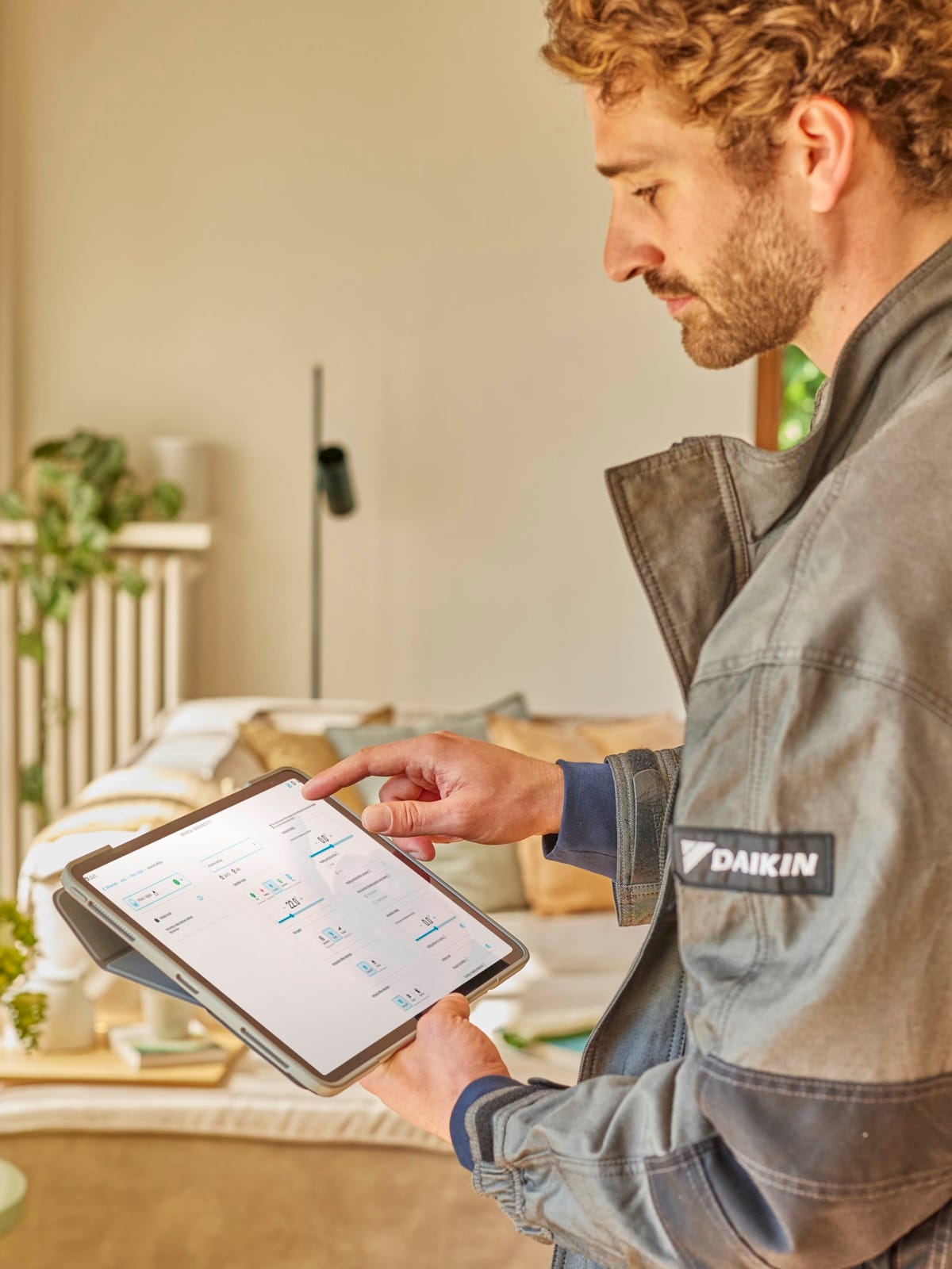 Technicien Daikin consultant les données d’une pompe à chaleur sur une tablette