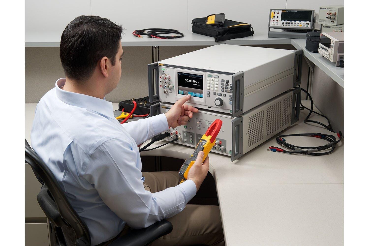 Technicien utilisant un étalonneur multifonction Fluke 5730A en laboratoire