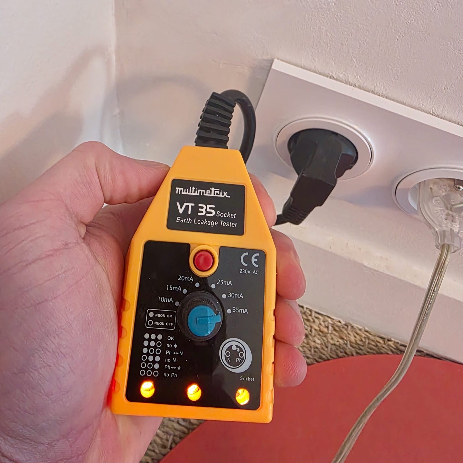 Testeur de prise Multimetrix VT35 utilisé sur une prise électrique