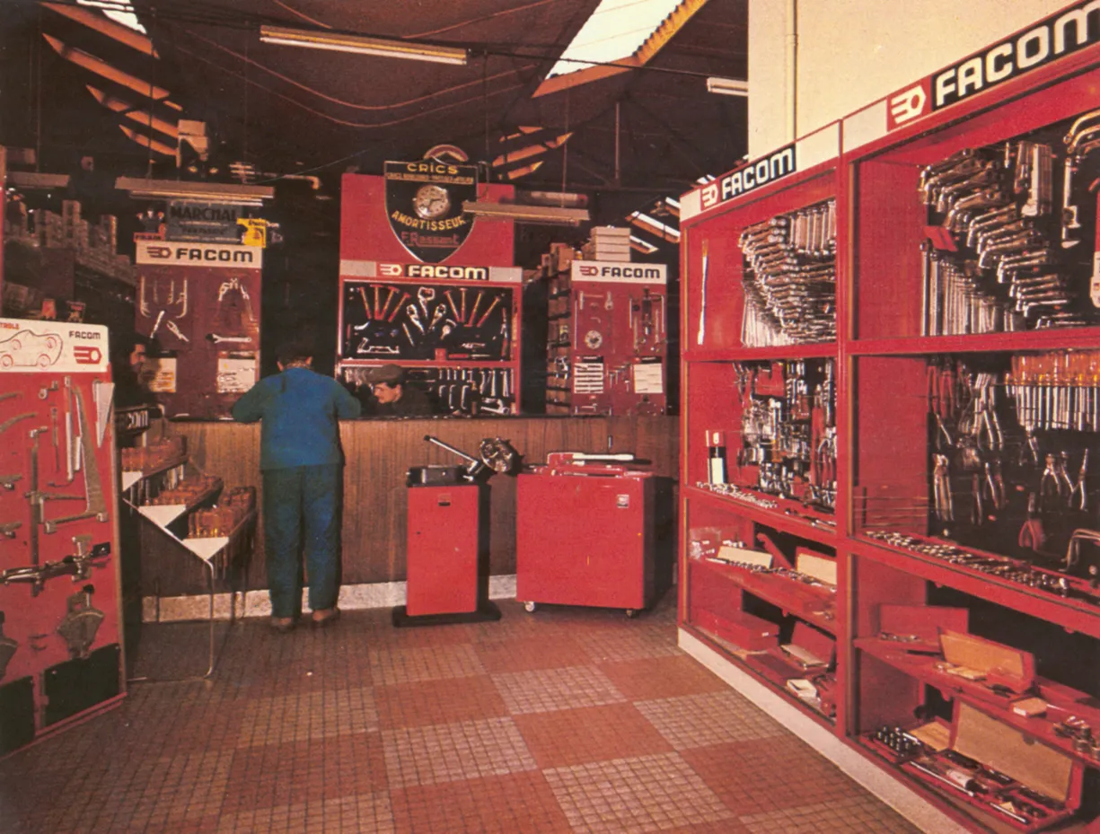 Archive Facom montrant un espace de vente avec rangements rouges et rayonnages d’outils
