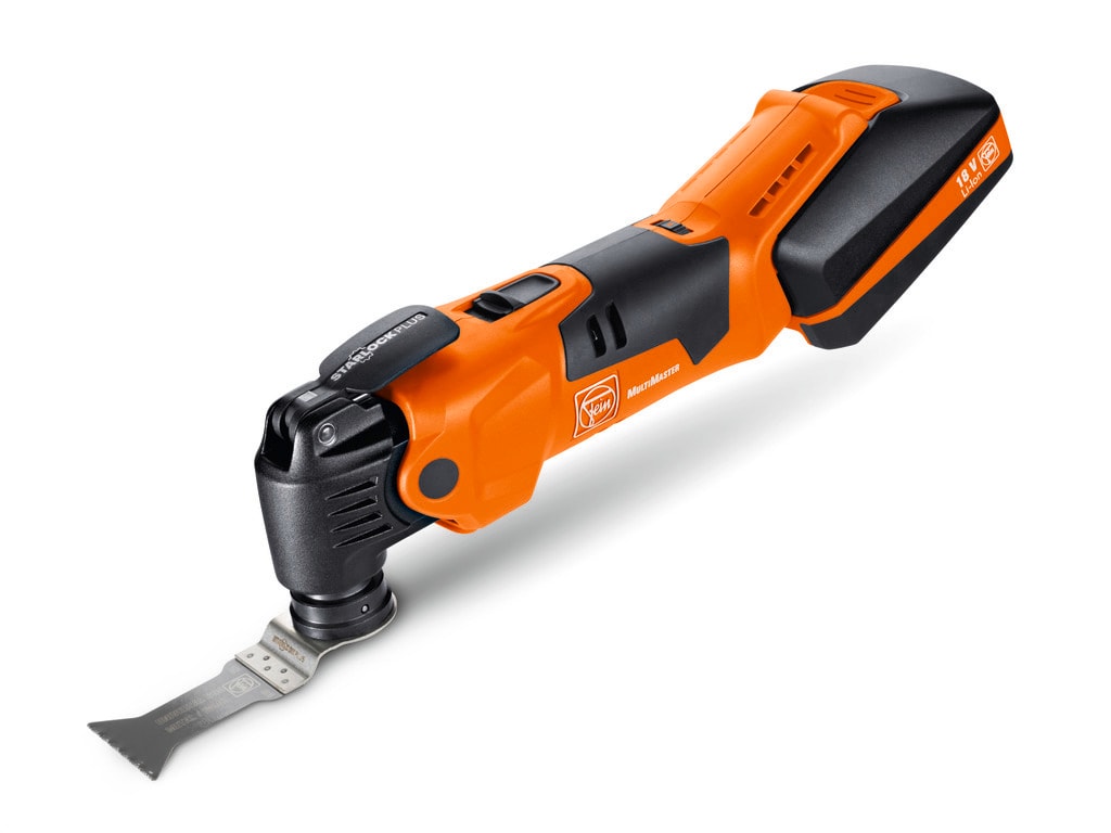 Un outil électrique multifonction sans fil orange et noir Fein MultiMaster avec sa lame et sa batterie sur fond blanc.