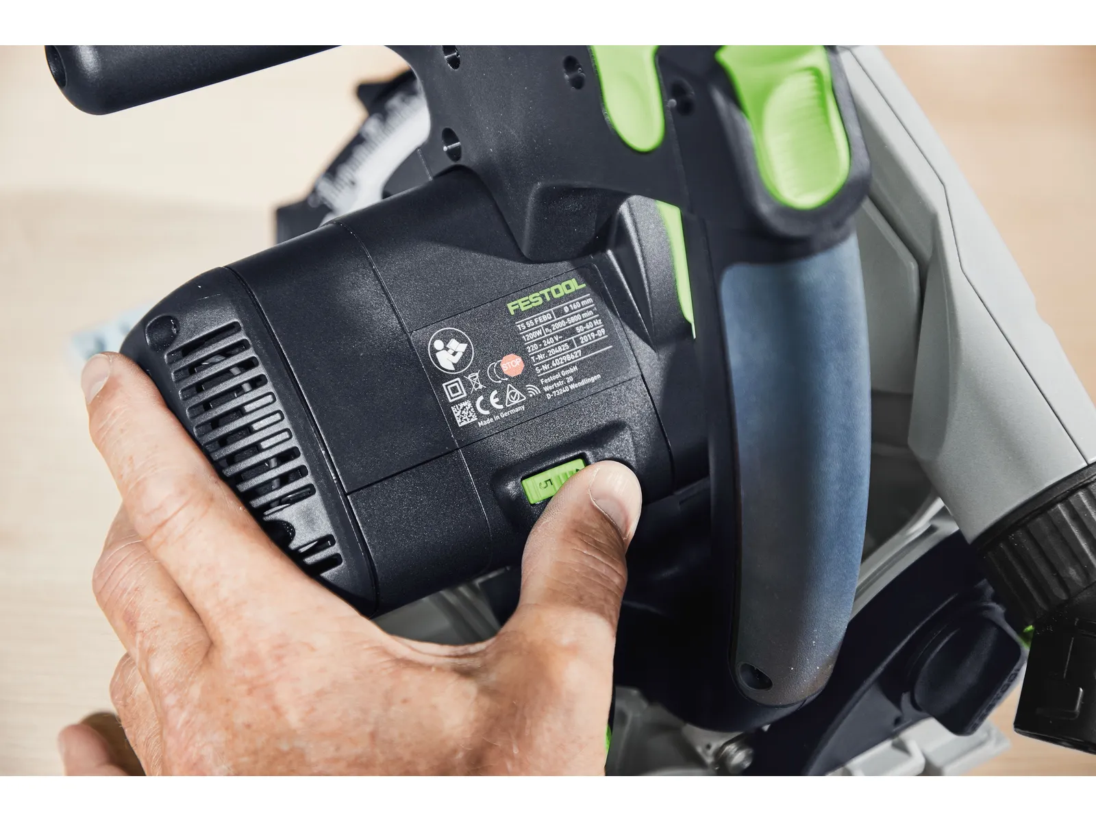 Scie plongeante Festool TS 55 posée sur son rail de guidage, prête à découper