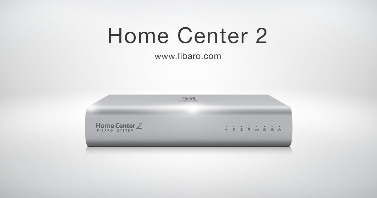Boîtier argenté Fibaro Home Center 2 présenté sur fond blanc avec le nom du produit et l’adresse du site web inscrits au-dessus.