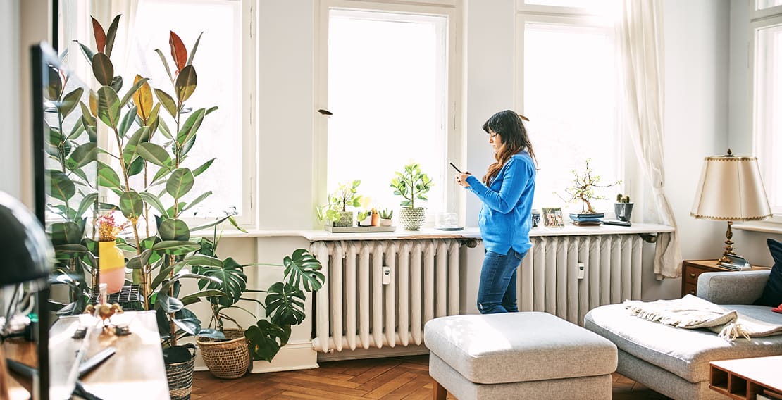 Radiateurs électriques dans une pièce de logement, avec commande locale