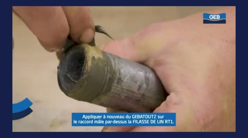 Serrage d’un raccord fileté à la clé après pose de la filasse et de la pâte