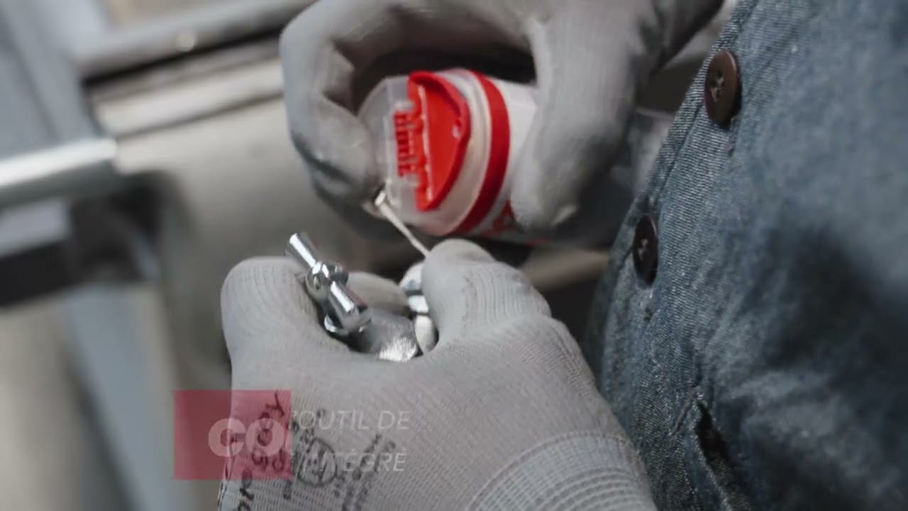 Cordon d’étanchéité Loctite 55 appliqué sur un filetage, vignette de la vidéo officielle Henkel