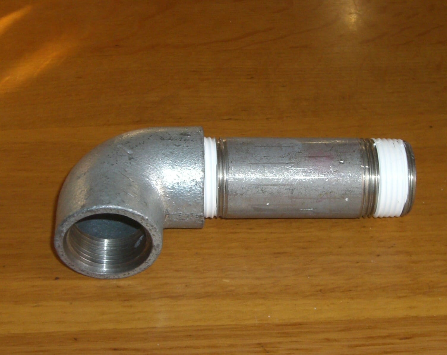 Ruban PTFE enroulé en spirale sur un filetage avant assemblage