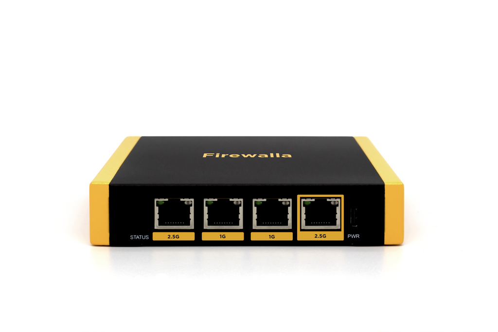 Boîtier firewall Firewalla noir avec bords jaunes, doté de quatre ports réseau de vitesses 1G et 2.5G avec indicateurs STATUS et PWR.