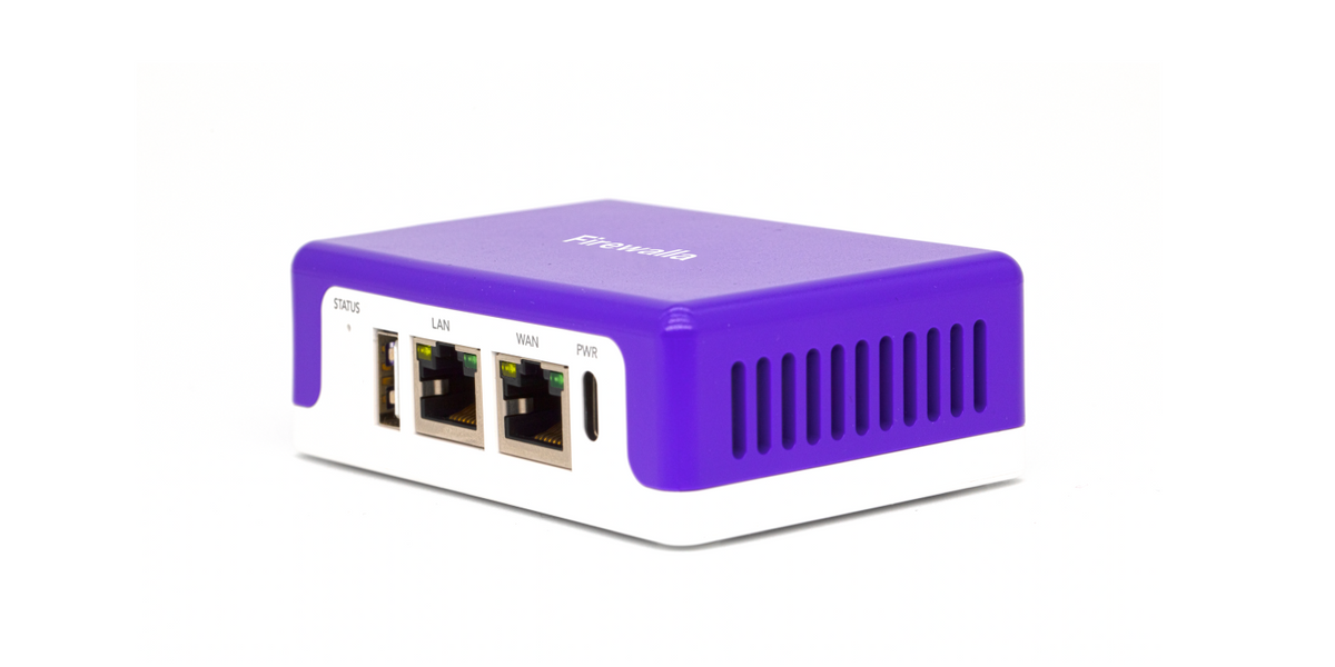 Boîtier firewall Firewalla violet et blanc avec ports réseau LAN, WAN et indicateurs STATUS et PWR visibles.