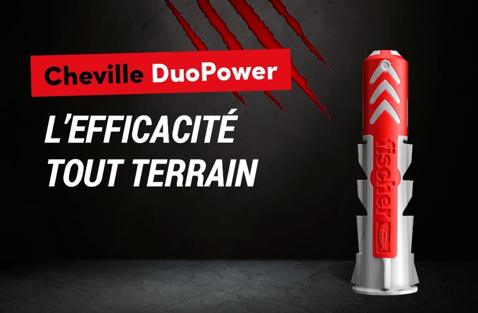 Cheville fischer DuoPower rouge et gris posée verticalement sur fond noir, texte publicitaire rouge et blanc à gauche