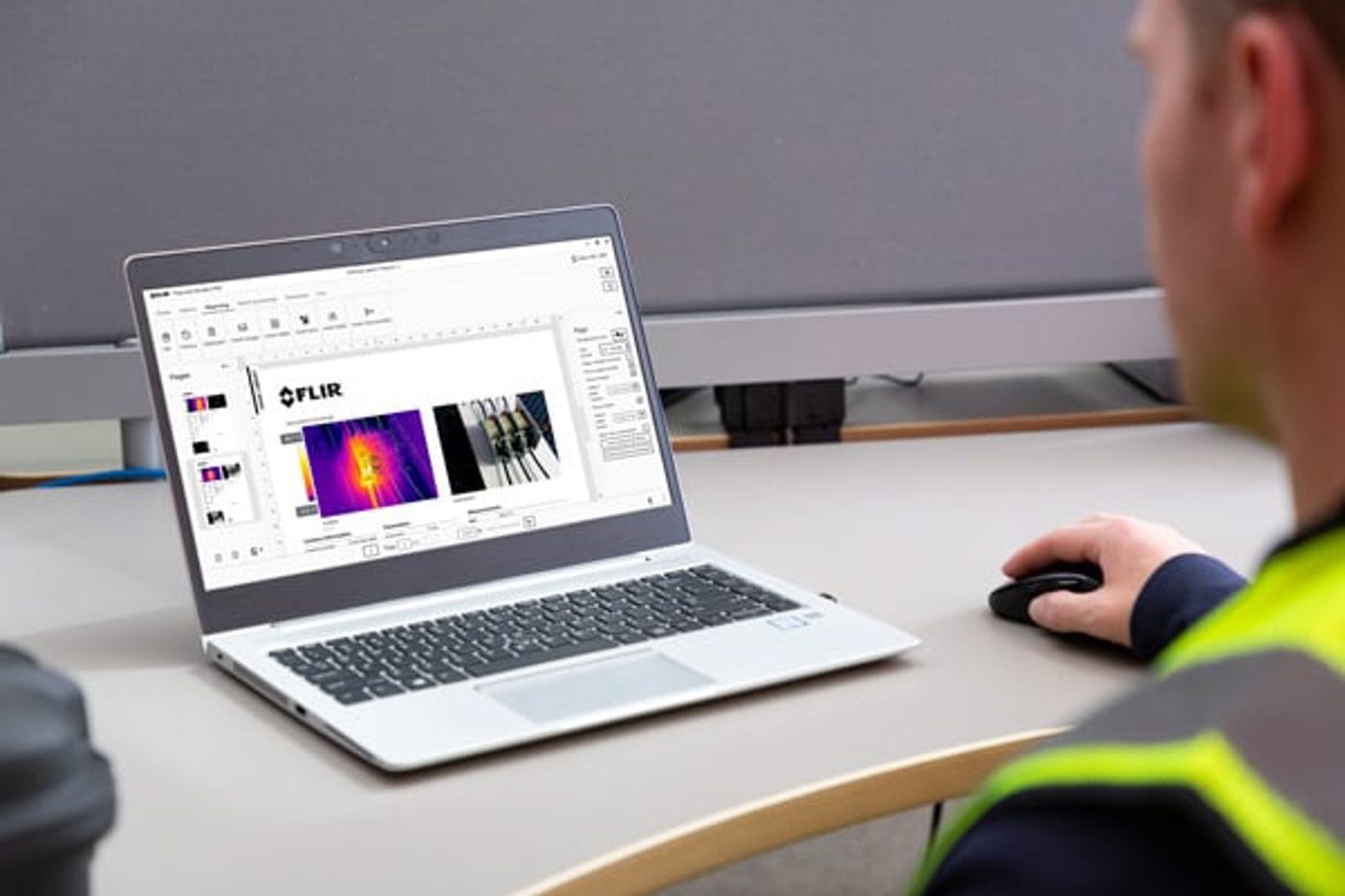 Opérateur en gilet haute visibilité consultant sur ordinateur un logiciel FLIR avec images thermiques et données de rapport