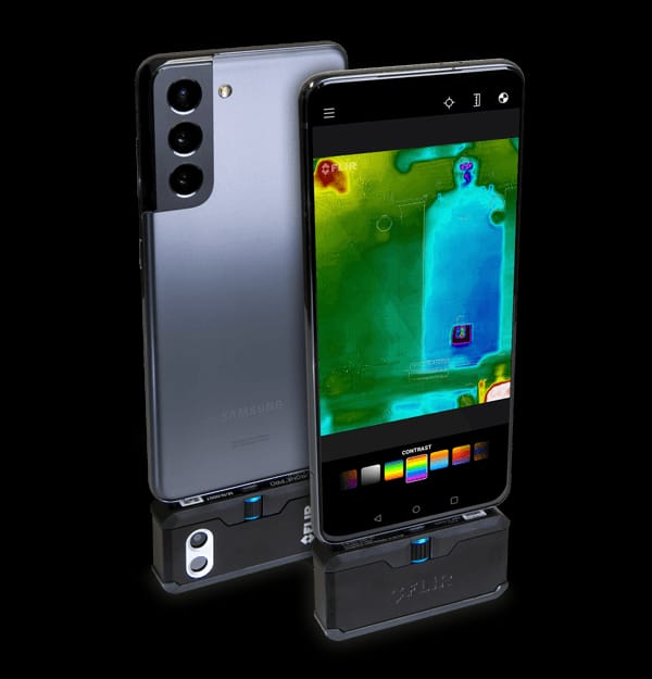 FLIR One Pro branchée sur un smartphone Samsung