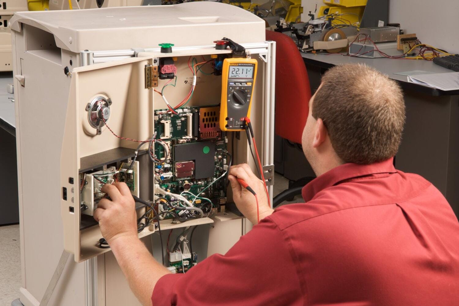 Fluke 179 utilisé avec des cordons dans un équipement ouvert en atelier