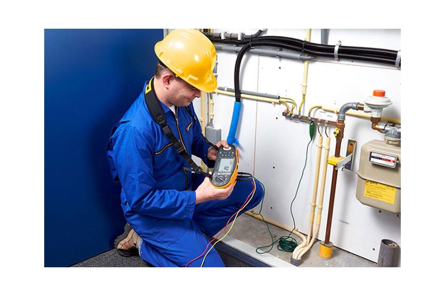 Technicien utilisant un contrôleur Fluke 1664 FC sur une installation avec ses cordons raccordés